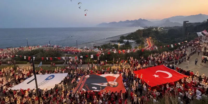 19 Mayıs'ta yurttaşlardan 3 kilometrelik fener alayı