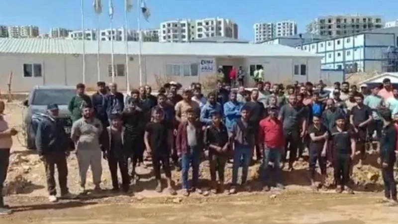 Adıyaman İndere Deprem Konutları inşaatı işçileri aylardır ücretlerini alamadığı gerekçesiyle iş bıraktı