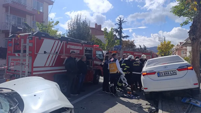 Afyonkarahisar'da 2 otomobil çarpıştı: 7 yaralı