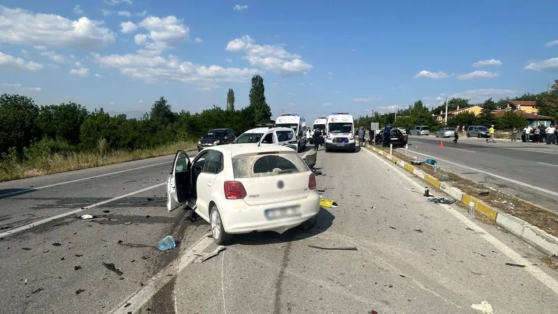 Afyonkarahisar'da feci kaza! İki otomobil çarpıştı: 1 ölü, 3 yaralı