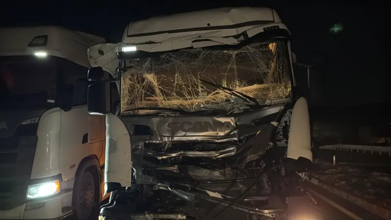 Afyon'da Zincirleme Kaza! Tırlar ve Otomobil Birbirine Girdi!