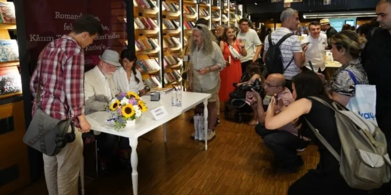 Arjantinli Yazar İstanbul'u Salladı! İmza Kuyruğu Oluştu