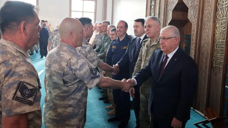 Bakan Güler, Kütahya'da mehmetçikle bir araya geldi