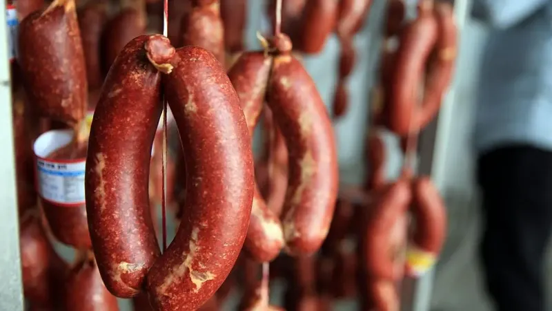 Bakanlık ifşa etti: Eskişehir'in komşusunda üretilen sucuk markası marketlerden toplatılıyor