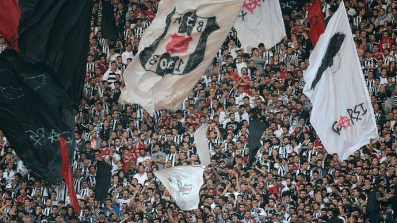 Beşiktaş–Fenerbahçe maçı öncesi koreografi hazırlığında kavga çıktı: 1 kişi ağır yaralı