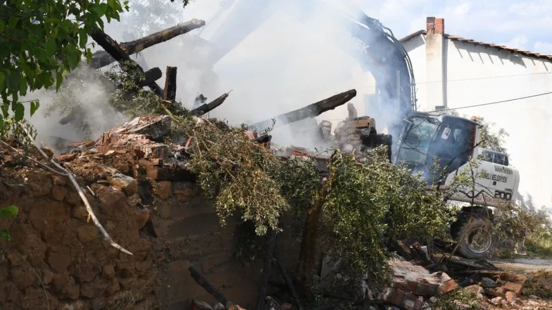 Bilecik'te Korkutan Yangın! Metruk Ev Alevlere Teslim Oldu