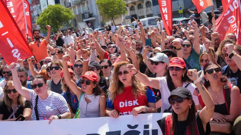 DEM Parti: İzmir'de grev hakkını kullanan işçilerin yanındayız