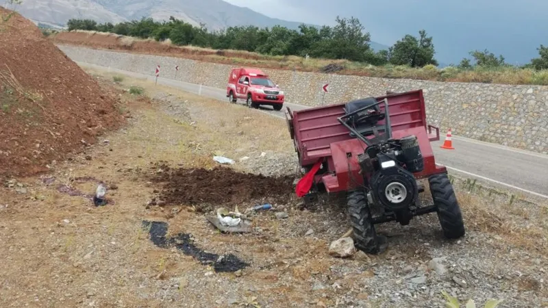 Devrilen çapa motorunun altında kalıp can verdi