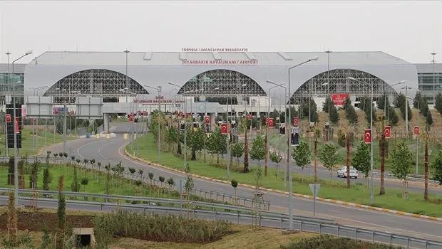 Diyarbakır Havalimanı pistinde çatlaklar oluştu! Uçaklar inemedi