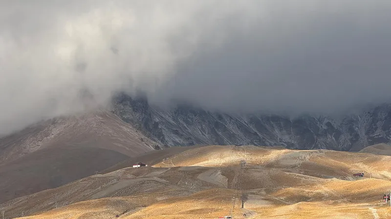 Erciyes'te Kar Sürprizi! Hava Sıcaklığı Çakıldı, Kayak Sezonu Açılıyor Mu?
