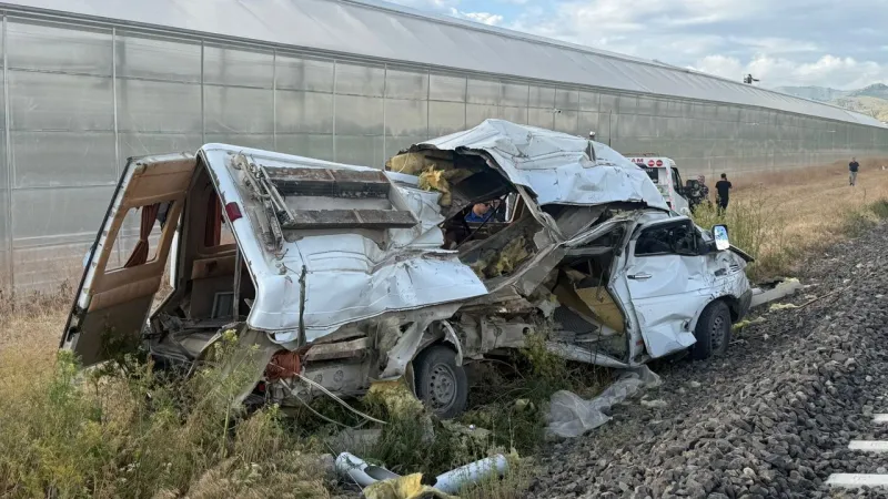 Tren Minibüsü Biçti! Eskişehir-Denizli Seferinde Feci Kaza