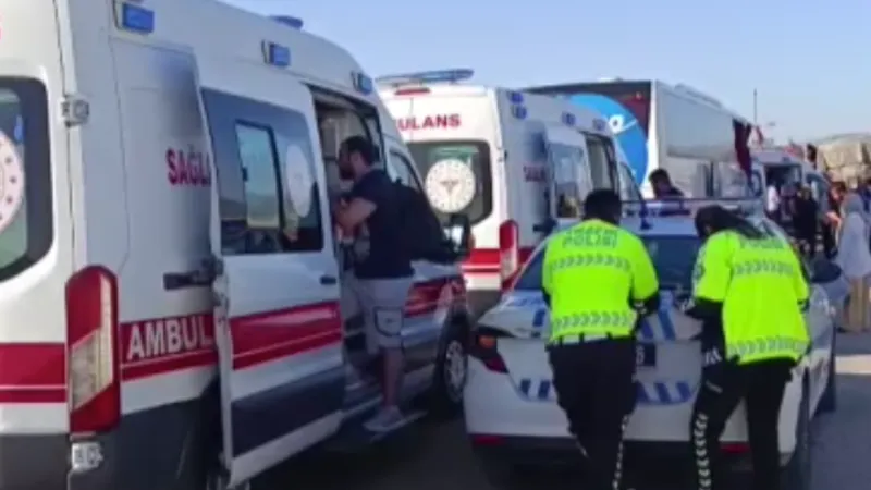 Afyon'da Zincirleme Kaza! Otobüs Tıra Çarptı: 24 Yaralı