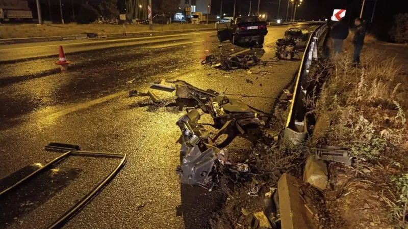 Afyon'da Feci Kaza! Tır Otomobili Paramparça Etti: 1 Ölü, 1 Yaralı