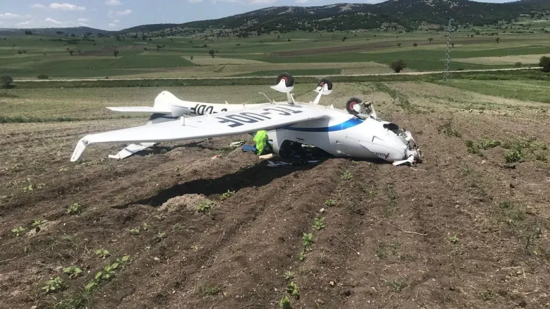 Eskişehir'in komşusunda uçak kazası: Pilot yaralandı