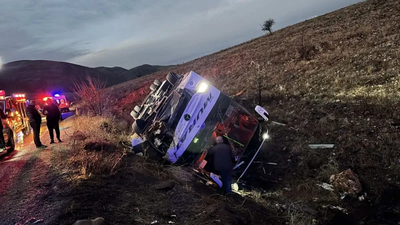 Eskişehir'in komşusunda yolcu otobüsü devrildi: Ölü ve yaralılar var