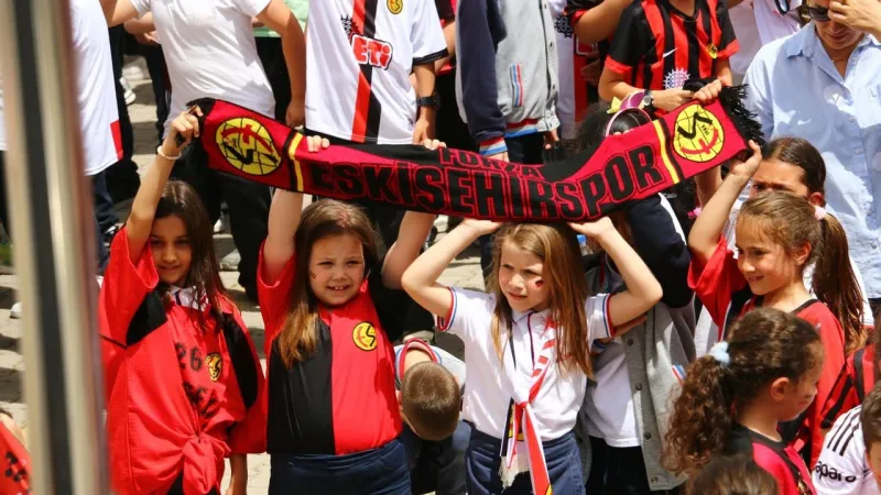 Eskişehirspor'dan Minik Kalplere Dokunuş! Futbolcular Öğrencilerle Buluştu
