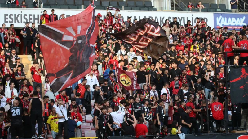 Eskişehirspor’dan 17 yıl sonra gelen zafer kutlaması: Taraftarından siyah-kırmızı manzaralar
