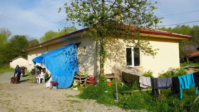 Evleri yanan aile iki yıldır köy okulunda yaşamaya çalışıyor