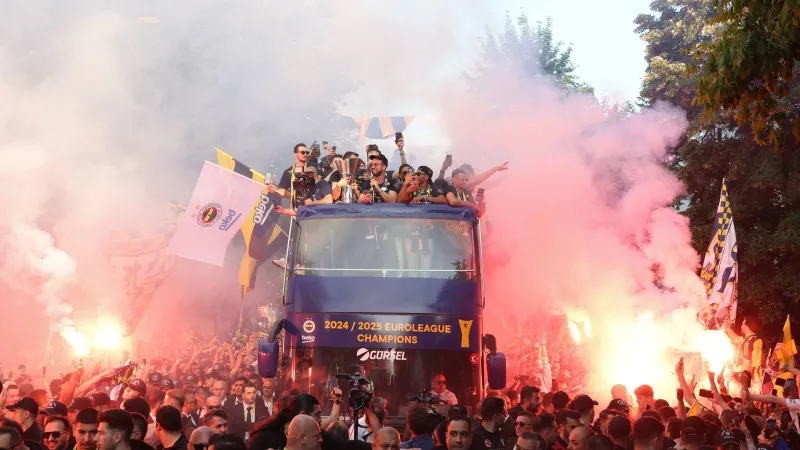 Melih'ten Galatasaray'a Şampiyonluk Göndermesi! İşte O Anlar