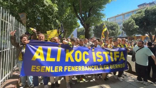 Fenerbahçeli taraftarlar Cadde'den stada kadar yönetimi protesto etmek için yürüdü!