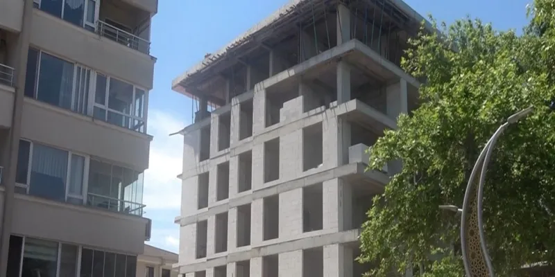 İnşaatın 5’inci katından düşen işçi ağır yaralandı