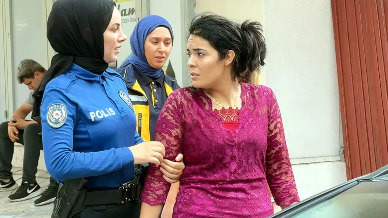 İntihar girişimi için çatıya çıktığı düşünülen kadının kaçak göçmen olduğu öğrenildi