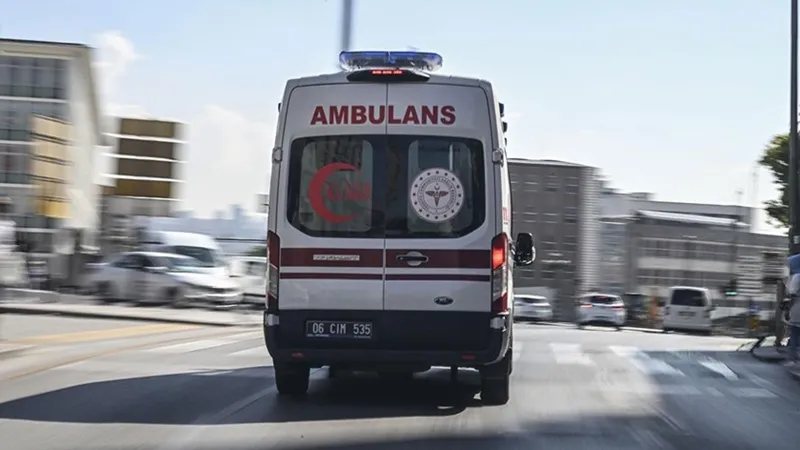Kars'ta ambulans şarampole devrildi, 4 sağlıkçı yaralandı