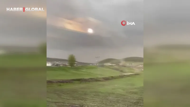 Kars'ta Fırtına Kabusu! Çatılar Uçtu, Vatandaşlar Korkuyla Kaçtı!