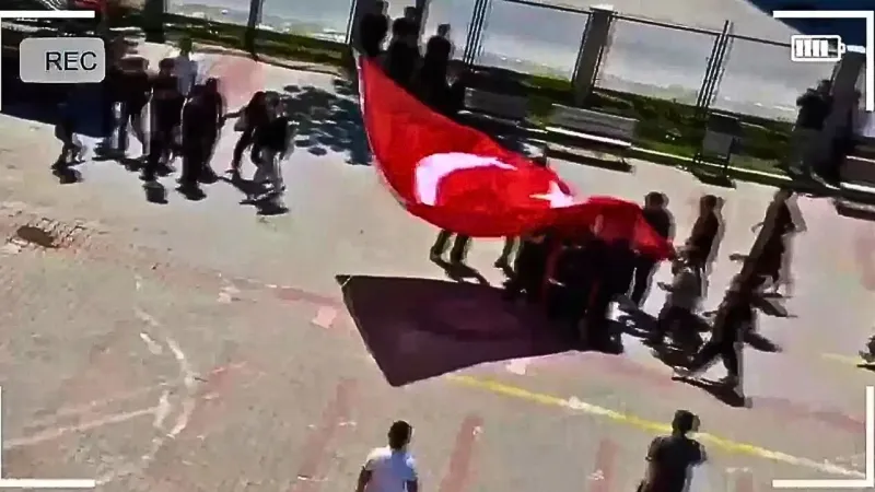 Kayseri'de Duygulandıran Anlar: Öğrencilerden Bayrak Sevgisi!