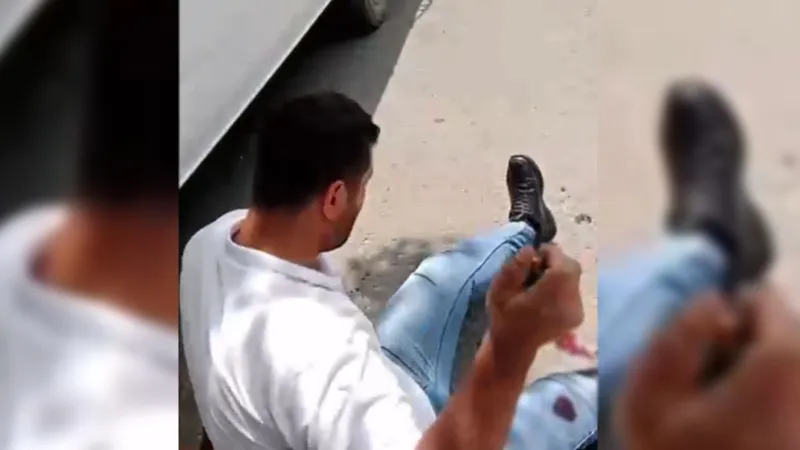 Kendisini rahatsız eden adamı çantasından çıkardığı tabancayla vurdu