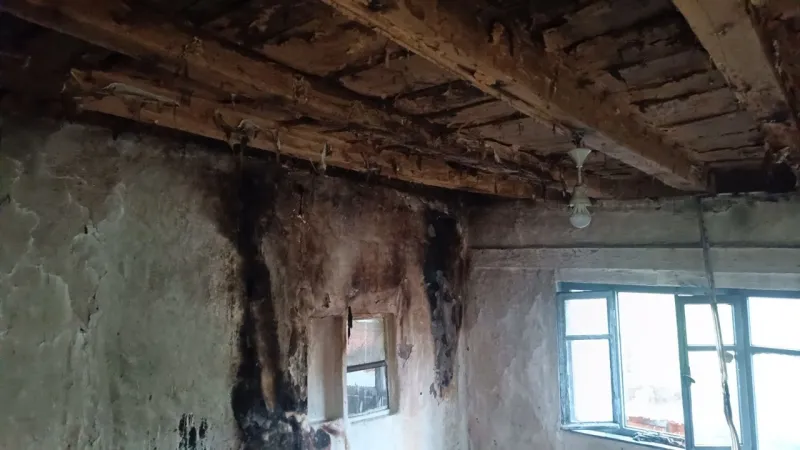 Komşuda bir eve yıldırım düştü