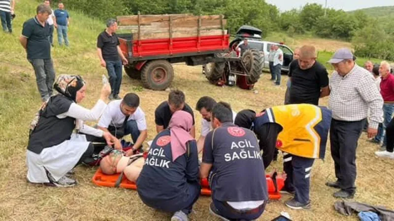 Komşuda devrilen traktör altında kalan sürücü ağır yaralandı