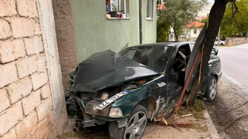 Ehliyetsiz Sürücü Dehşeti! Polisten Kaçarken Kaza Yaptı!