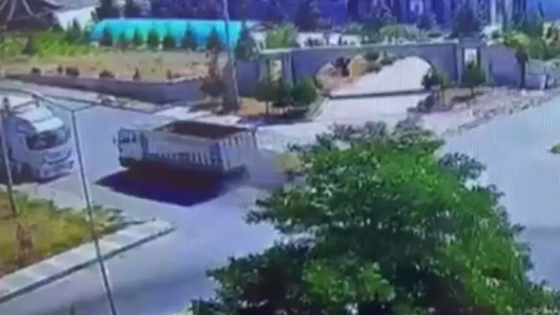 Komşuda hafif ticari araç ve kamyonet çarpıştı: O anlar kameralara yansıdı