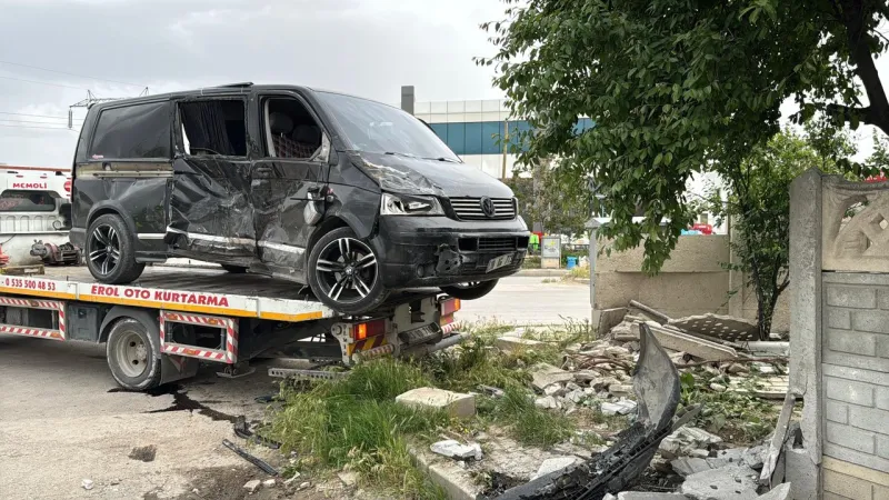 Komşuda minibüs ile kamyonet çarpıştı: 9 yaralı!