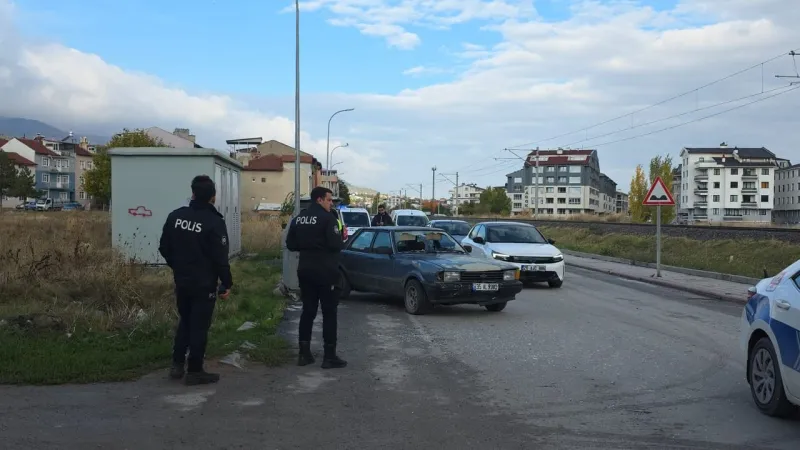 Komşuda otomobil yayalara çarptı: 2 yaralı