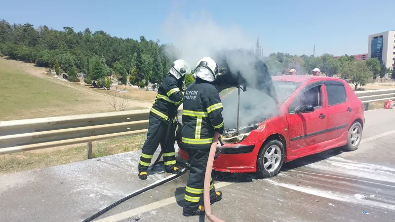 Bilecik'te Otomobil Alev Aldı! İtfaiye Anında Müdahale Etti