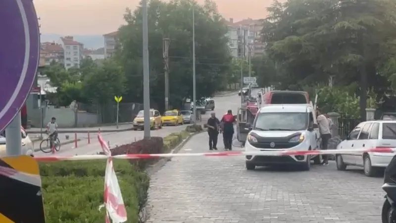 Komşuda panik anları: Seyir halindeki minibüs alev aldı!