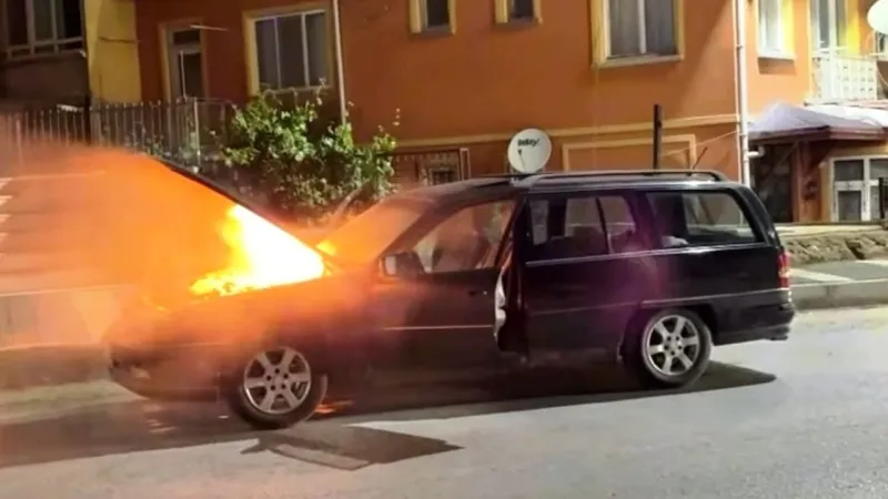 Alev Topuna Döndü! Kütahya'da Seyir Halindeki Araç Yandı
