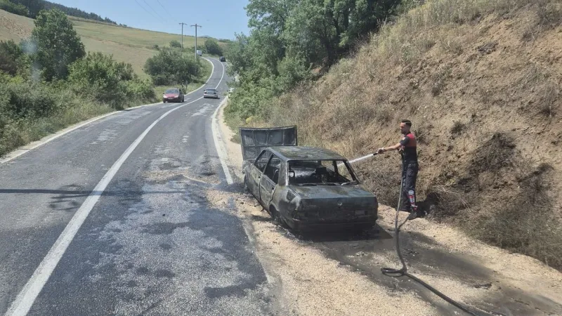 Komşuda seyir halindeki otomobil yandı