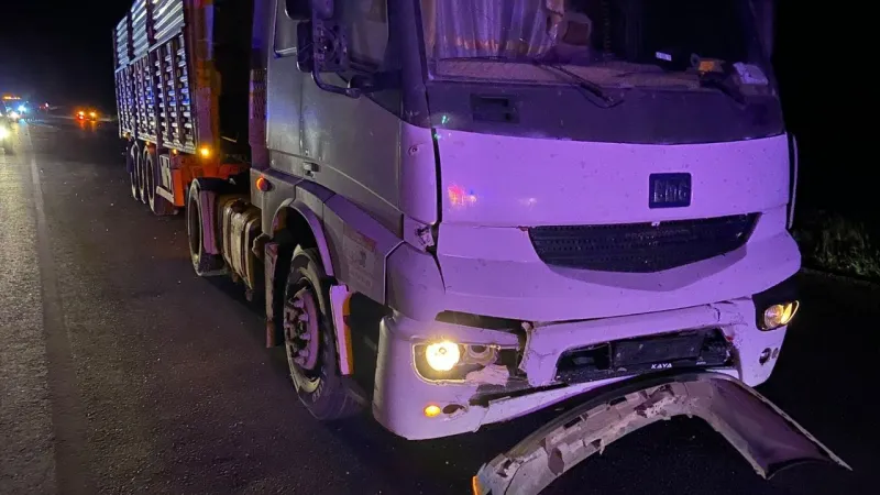 Komşuda tır, otomobile çarptı: 4 yaralı