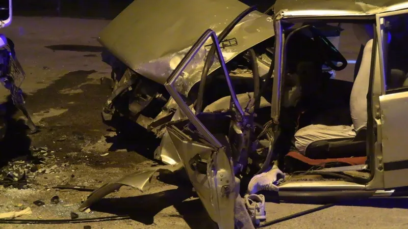 Kütahya'da Feci Kaza! Tıra Çarpan Otomobil Enkaz Haline Döndü