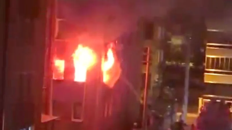 Komşuda yangın! 1'i bebek 5 kişi alevlerin içinden kurtarıldı