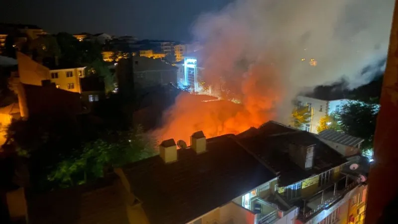 Kuaförde Korkunç Yangın! Kütahya'da Çatı Alevlere Teslim