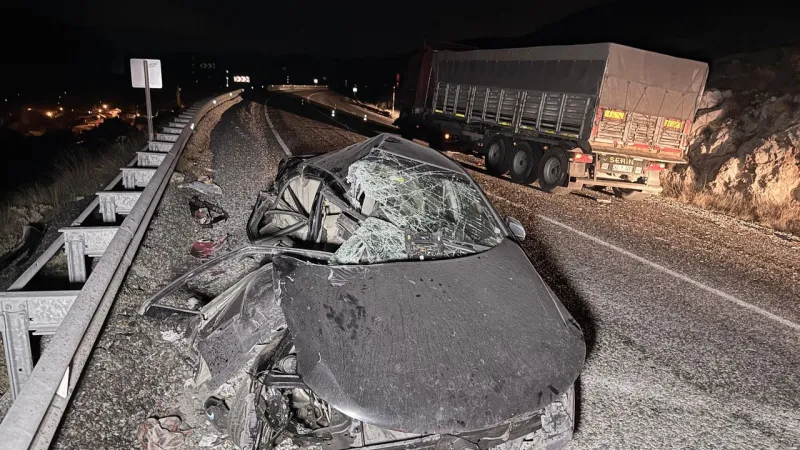 Komşuda yol savaş alanına döndü: 1'i ağır 4 yaralı