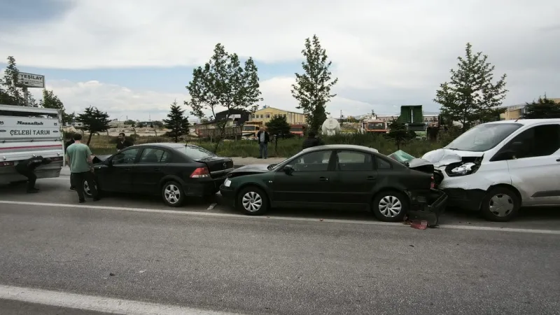 Komşuda zincirleme trafik kazası: 4 araç birbirine girdi