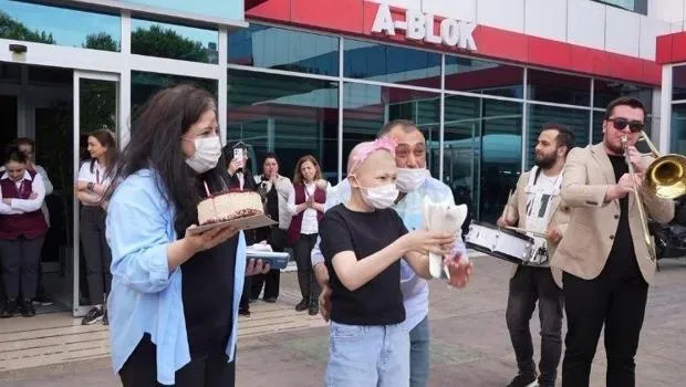 Kanser Savaşçısı Benay: Hastaneden Bando ile Muhteşem Uğurlama!