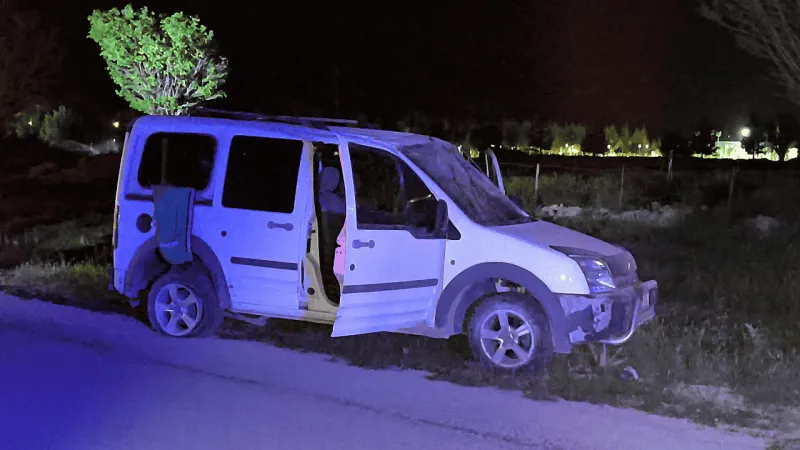 Afyon'da Takla! Hafif Ticari Araç Kazası: Sürücü Kaçtı mı?