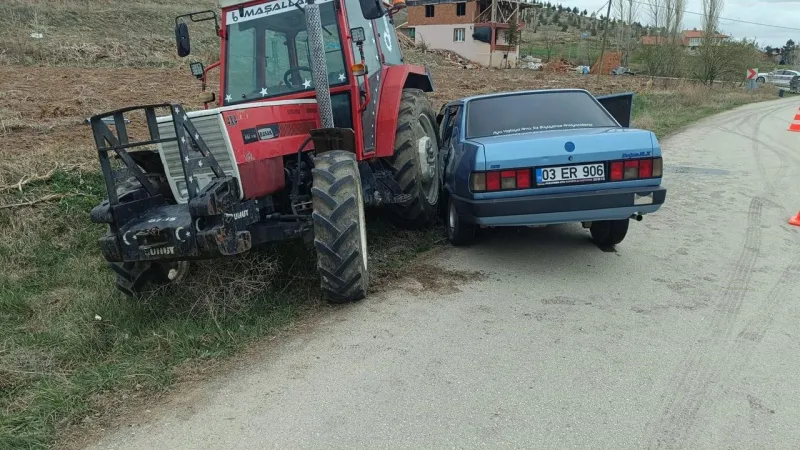Afyonkarahisar'da bayram kazası: Otomobil traktöre çarptı, 3 yaralı