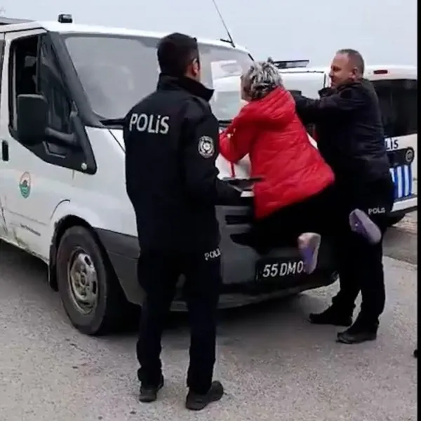 Samsun'da Kadın Belediye Aracına Çıktı! Neden mi? Şok Protesto!